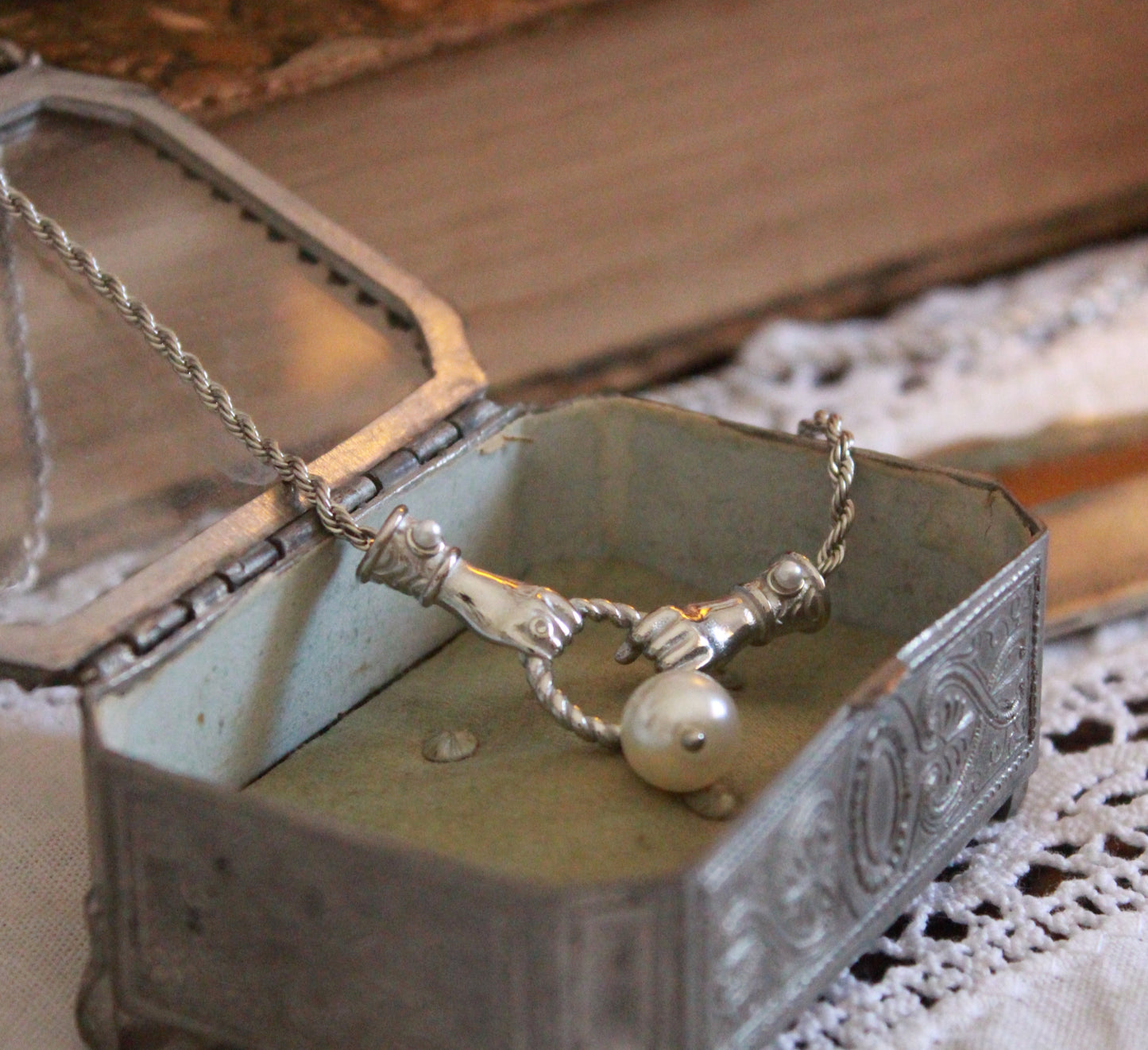 Collana Mani Vittoriane