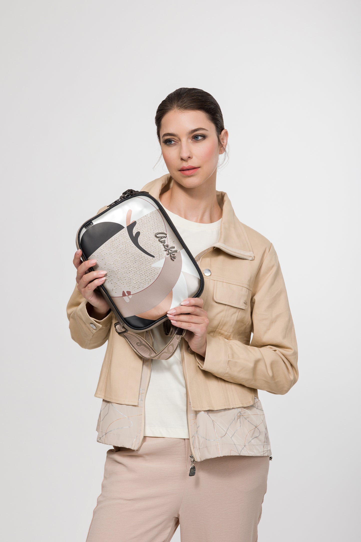 AN42753516-Beige
